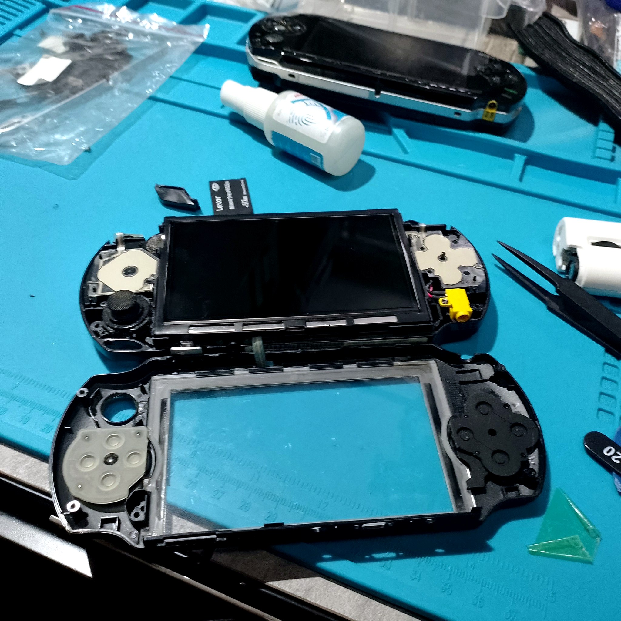 ремонт PSP 1008 Street - экран и лицевая рамка перед сборкой