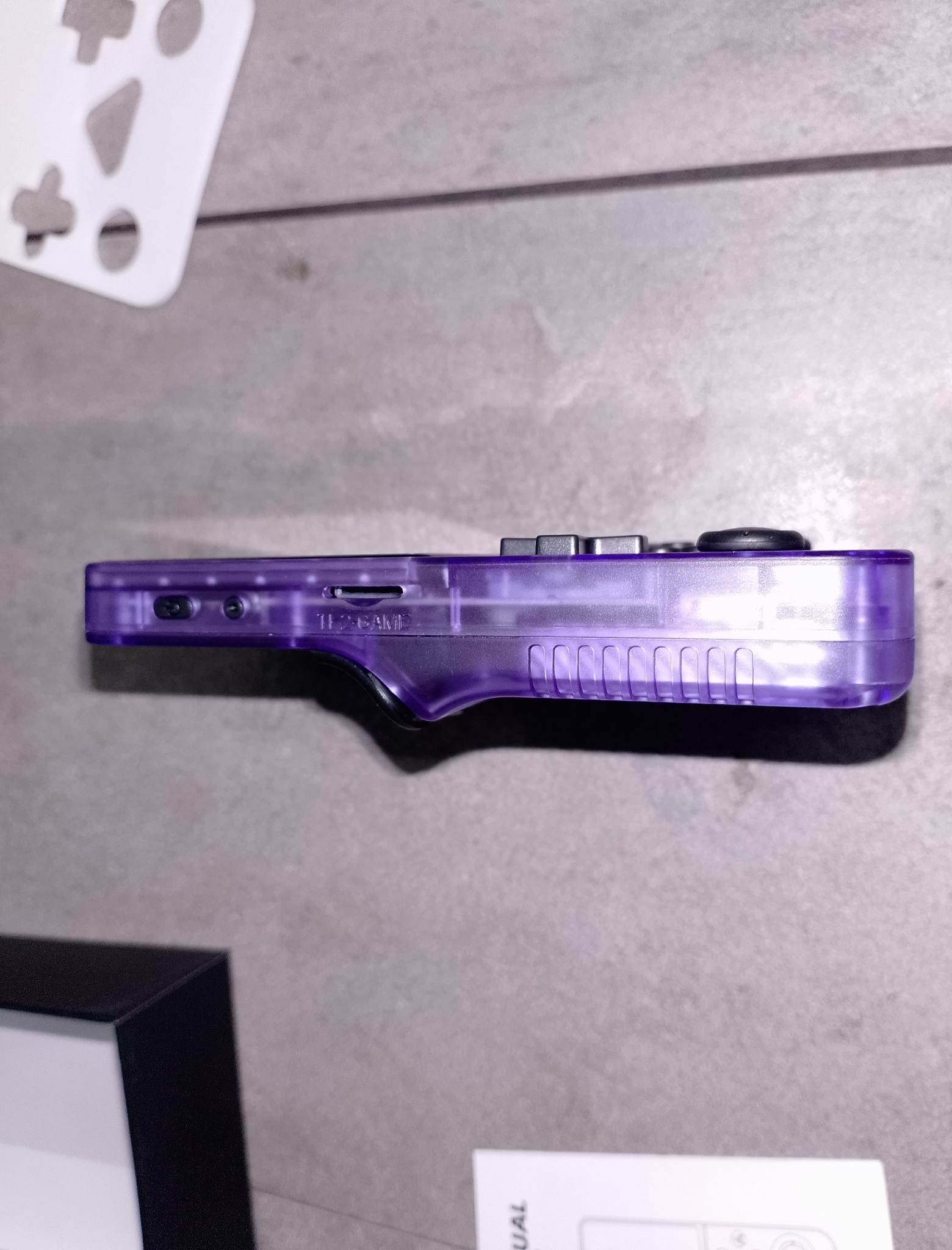 Боковая грань R36S со слотом microSD и разъёмами