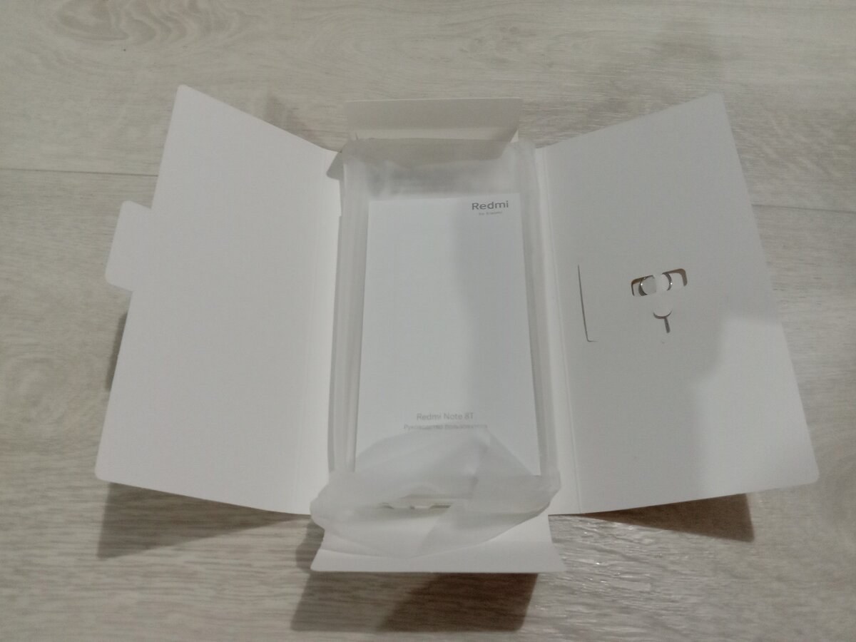 коробка Redmi Note 8T открыта внутри виден лоток