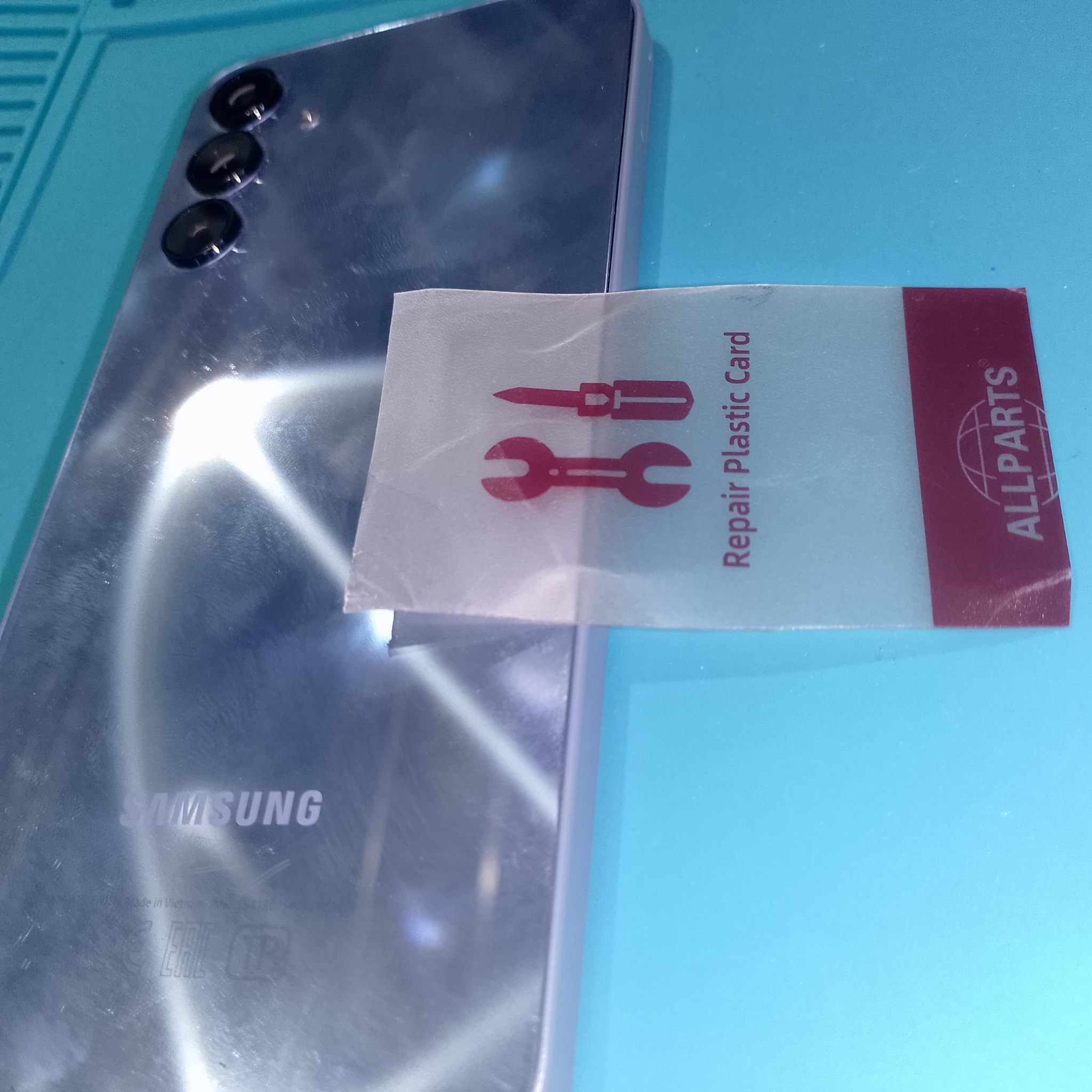 Открытие задней крышки Samsung A15 пластиковой картой