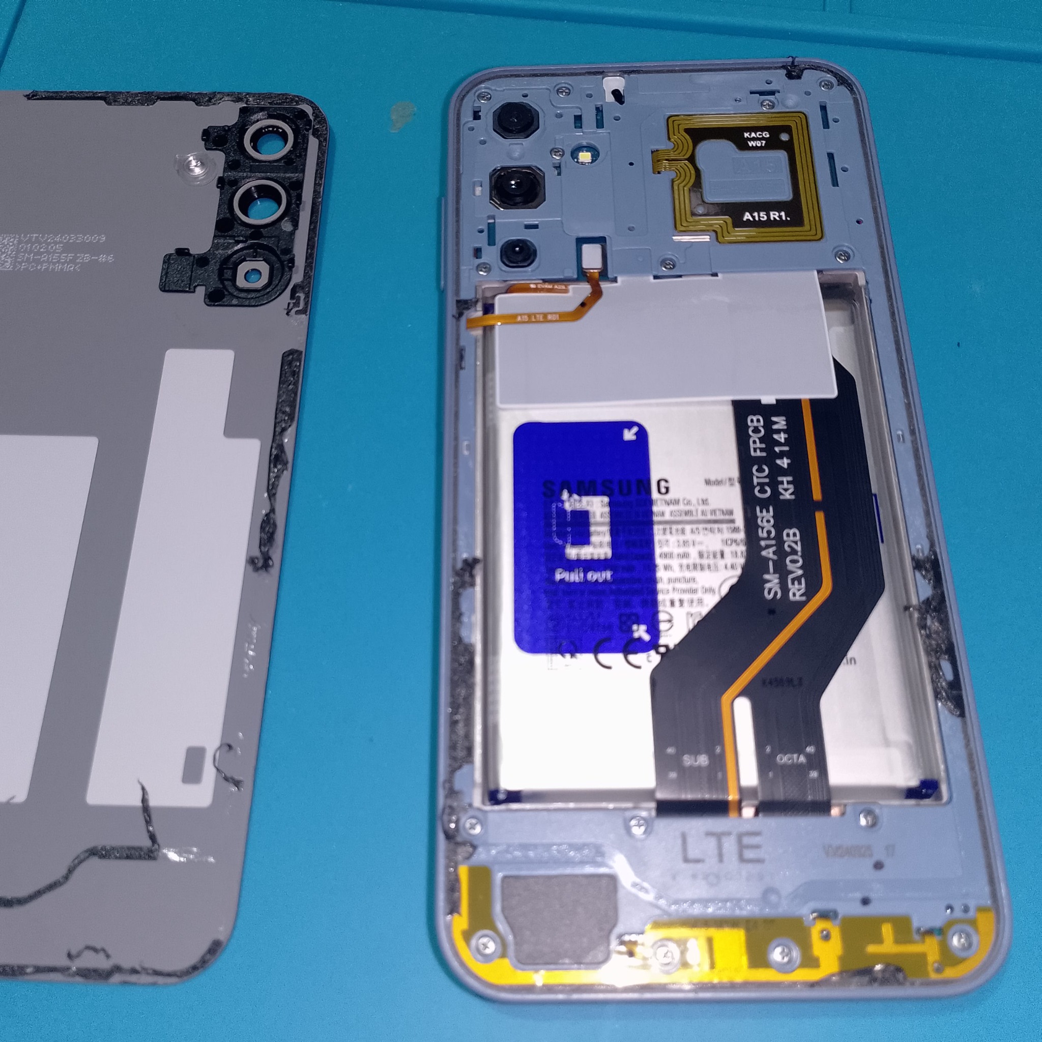 Внутреннее устройство Samsung A15 SM-A156E после снятия крышки