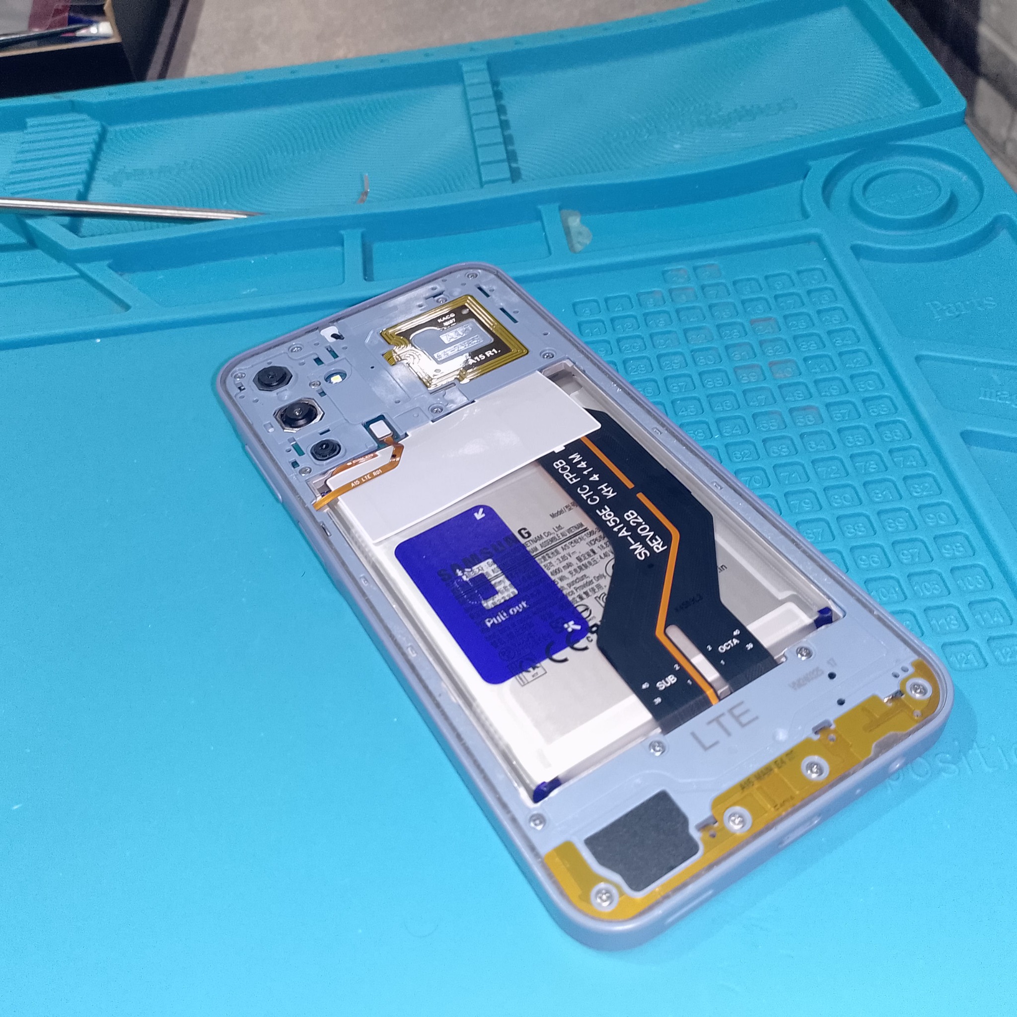 Подготовка нижней части Samsung A15 к ремонту USB-C
