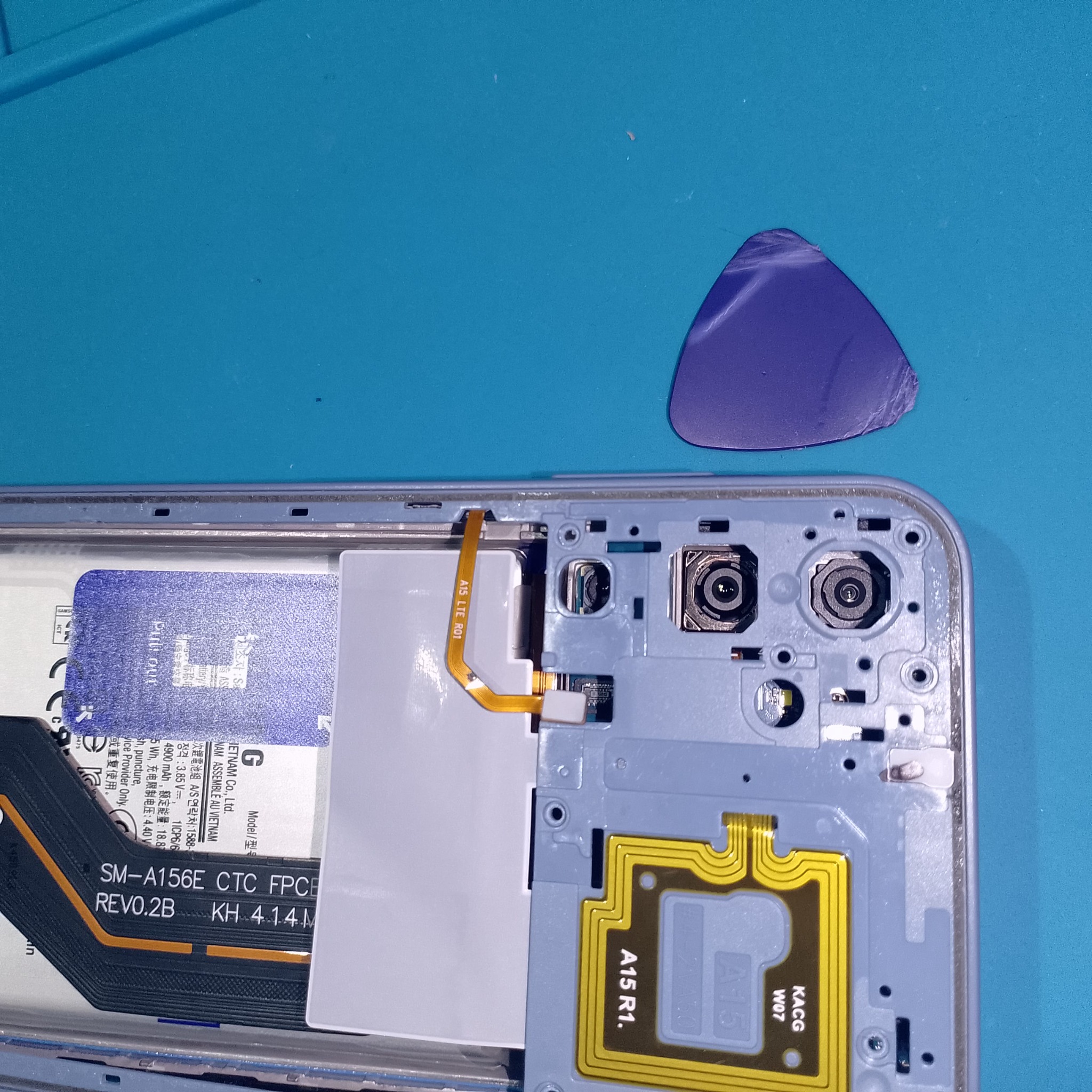 Шлейфы Samsung A15 перед снятием нижней платы