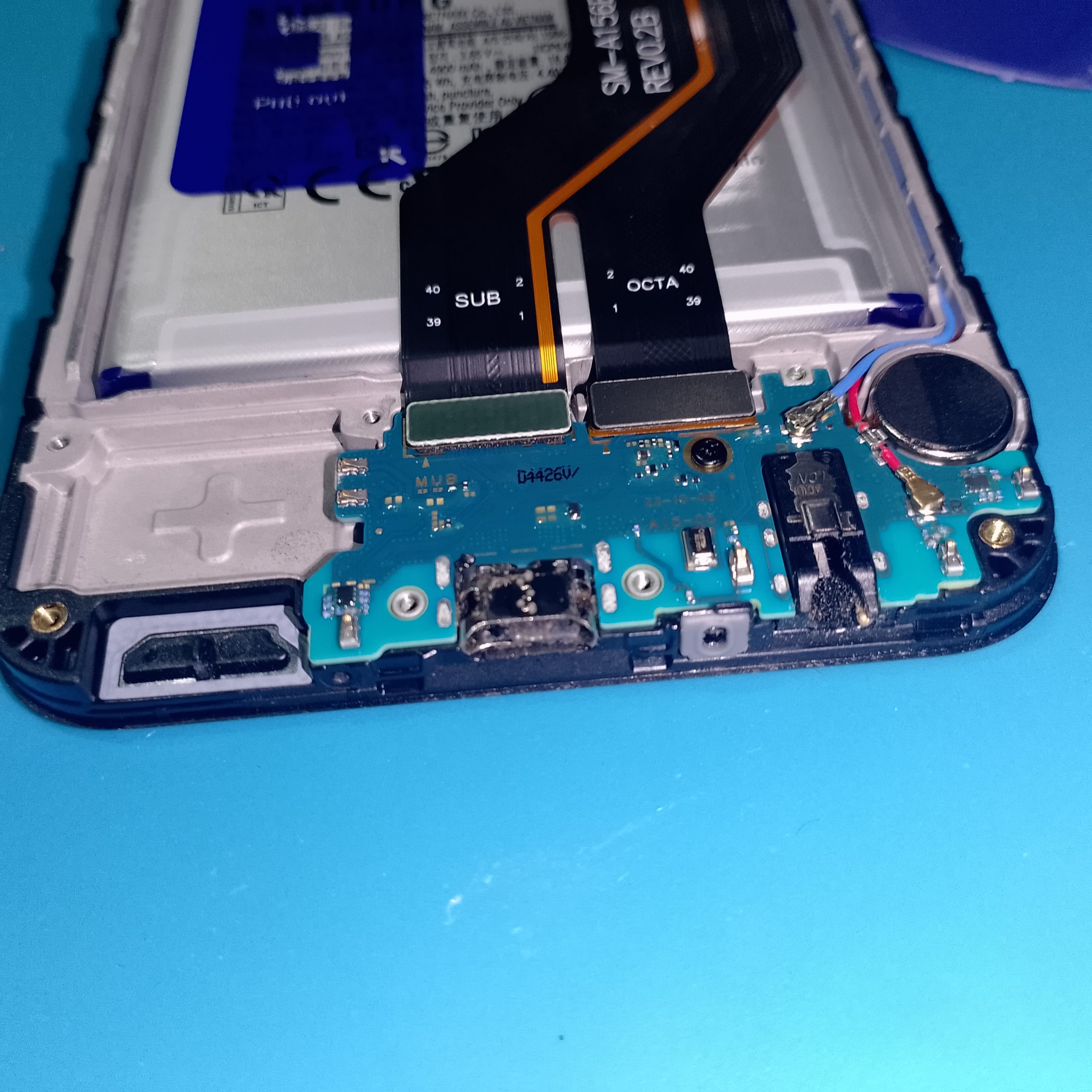 Нижняя плата Samsung A15 SM-A156E с поврежденным разъемом USB-C