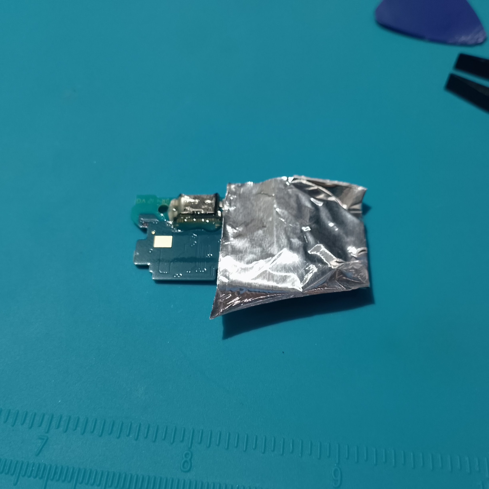 Снятая нижняя плата Samsung A15 перед восстановлением USB-C
