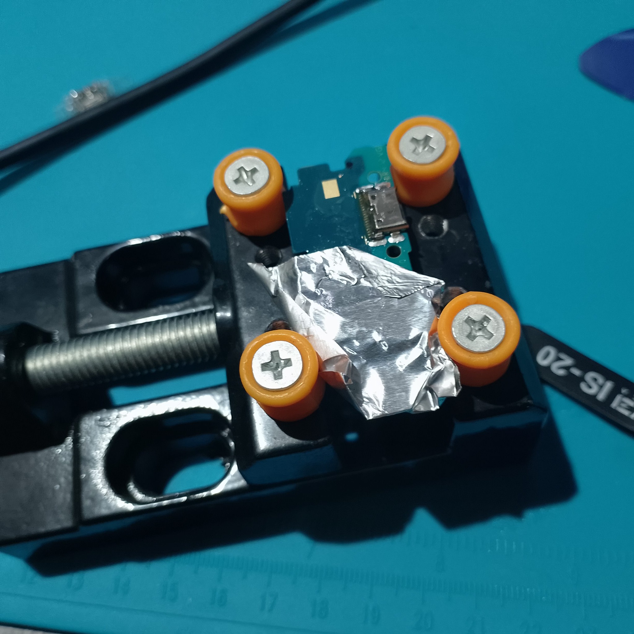 Фиксация нижней платы Samsung A15 перед пайкой USB-C