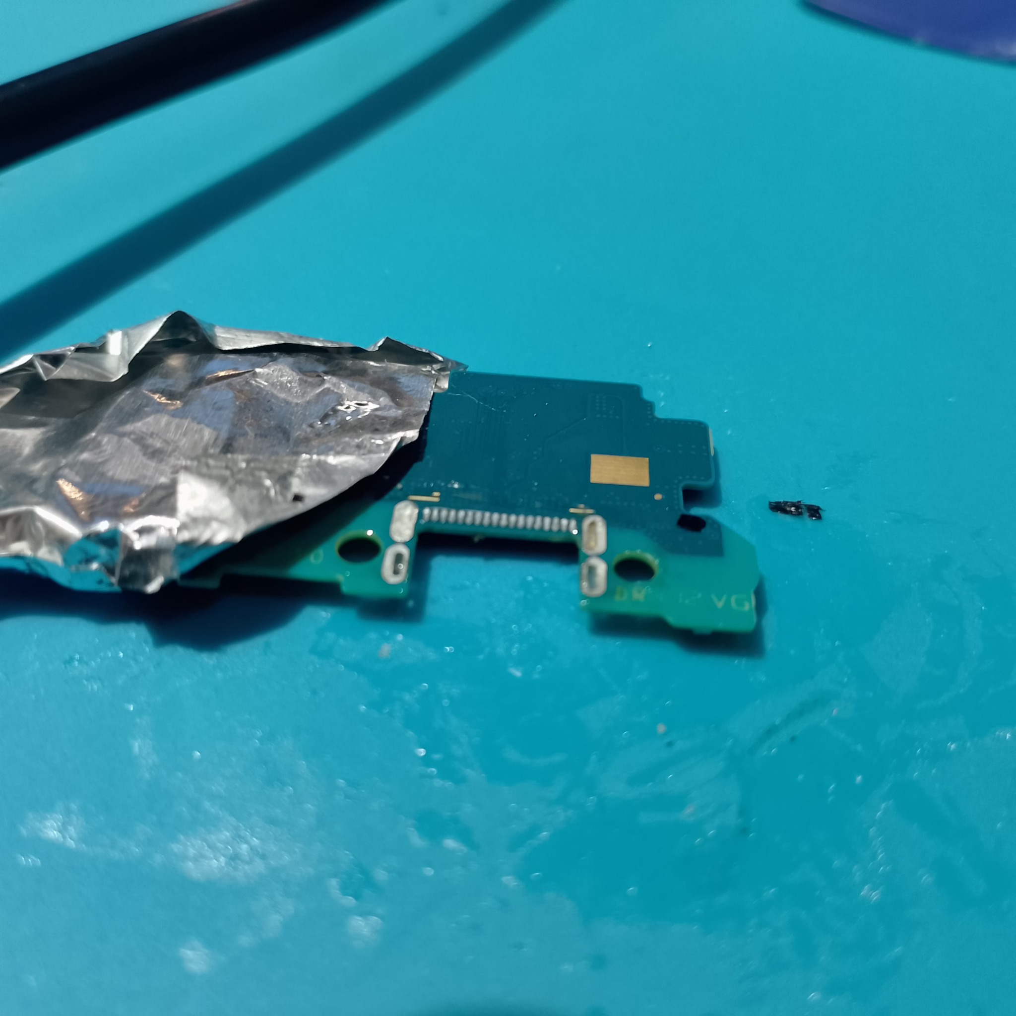 Посадочное место USB-C на нижней плате Samsung A15 после снятия разъема