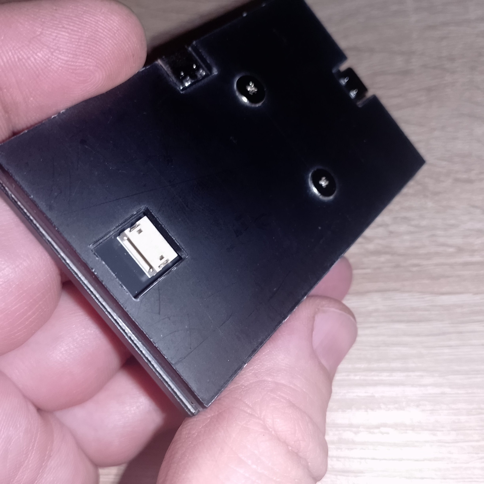 Smart Screen 3.5 задний внутренний разъем 9 pin крупным планом