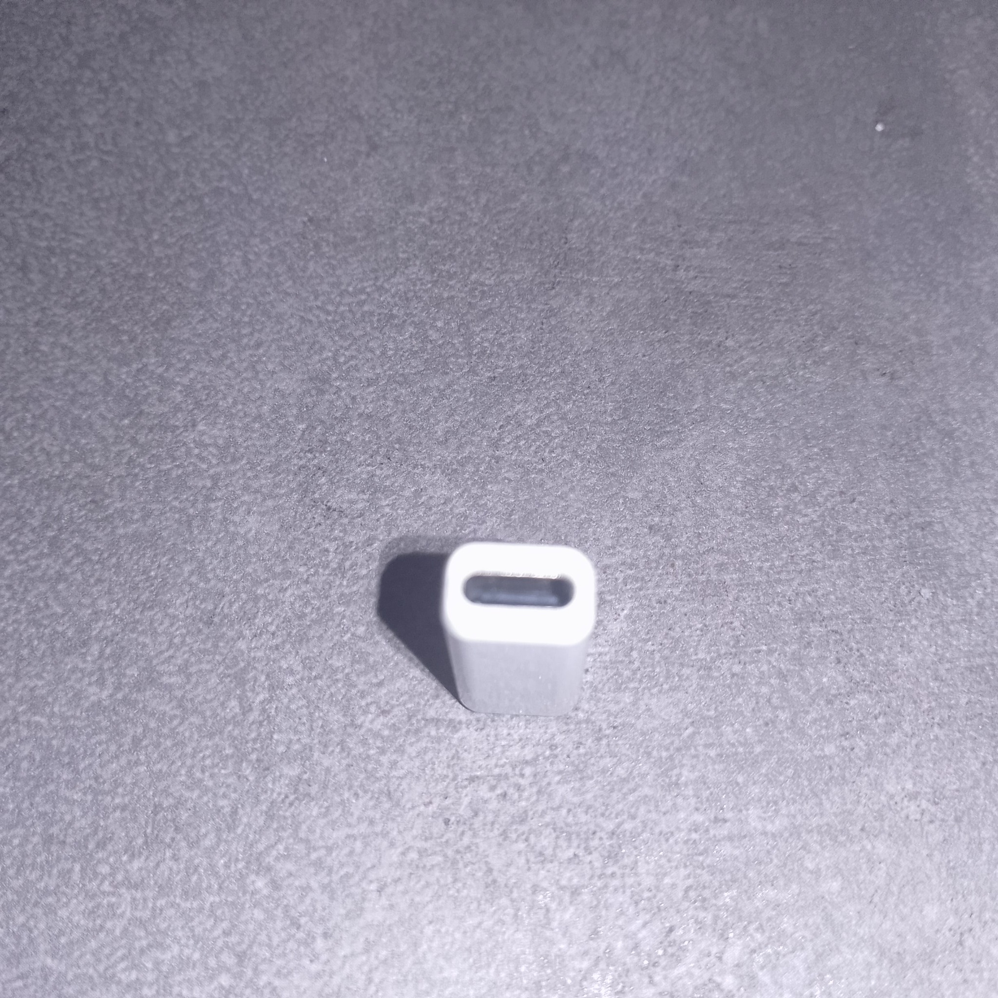 USB-C адаптер с одним видимым разъемом