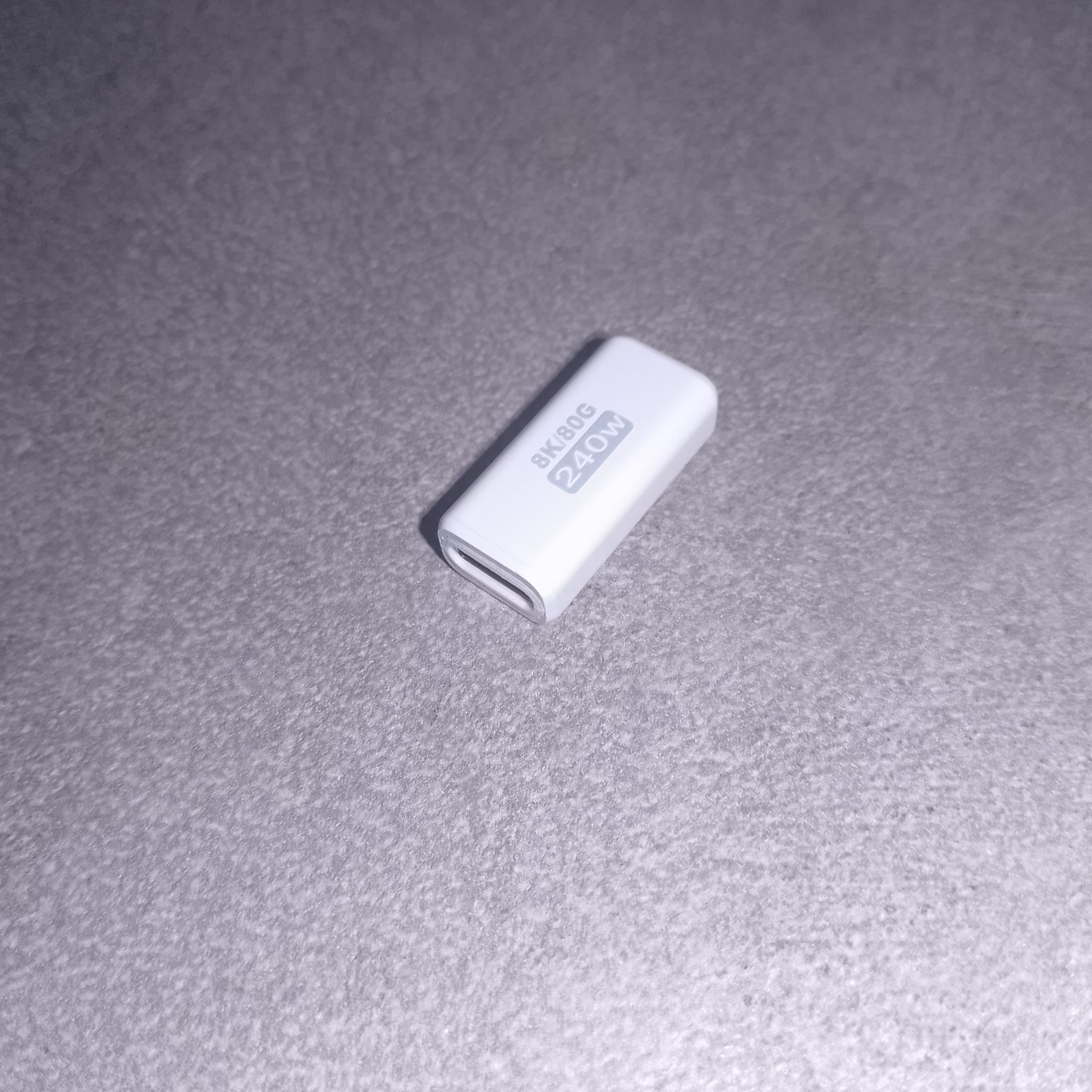 USB-C переходник на столе крупным планом