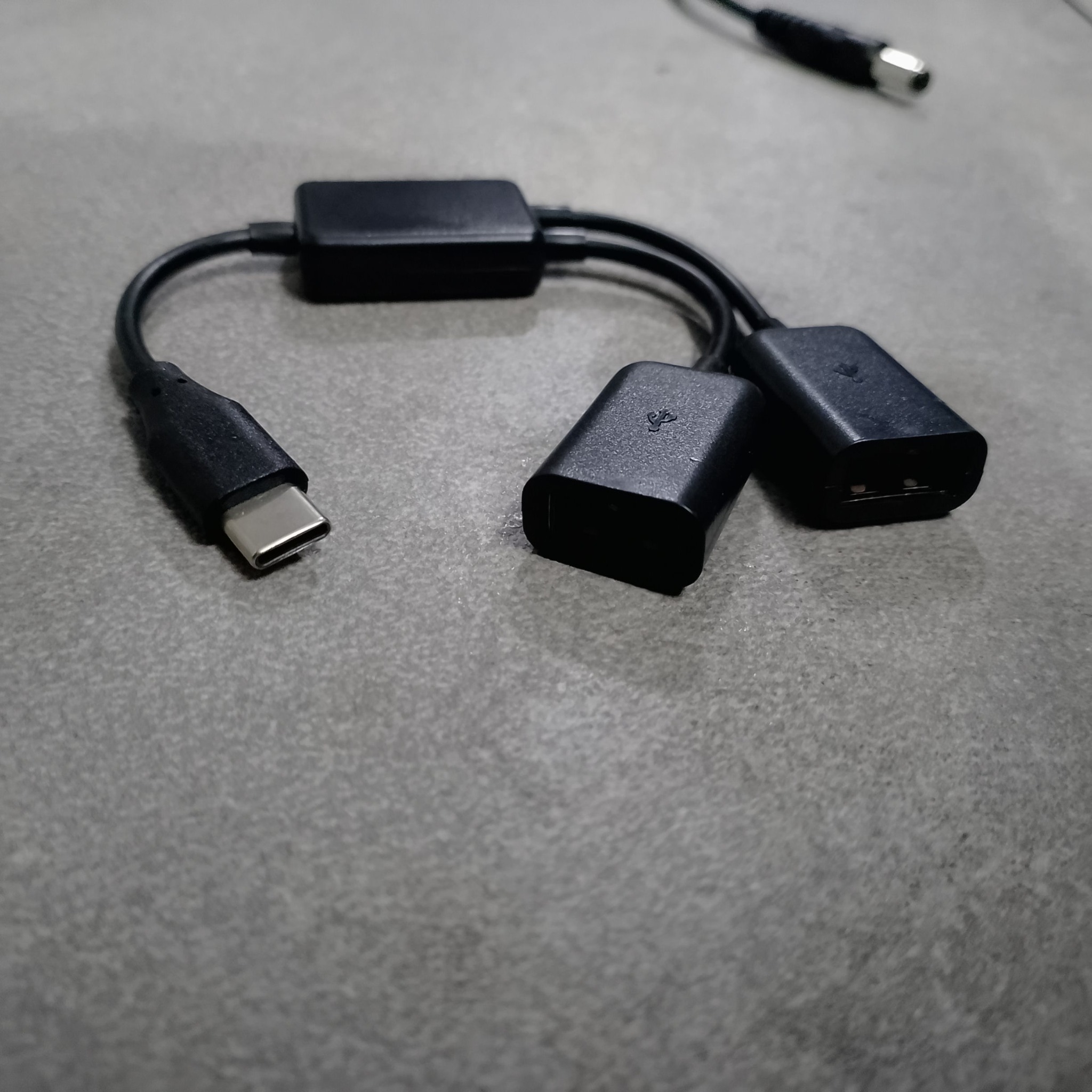 USB-C OTG хаб с коротким кабелем и двумя USB-A разъемами