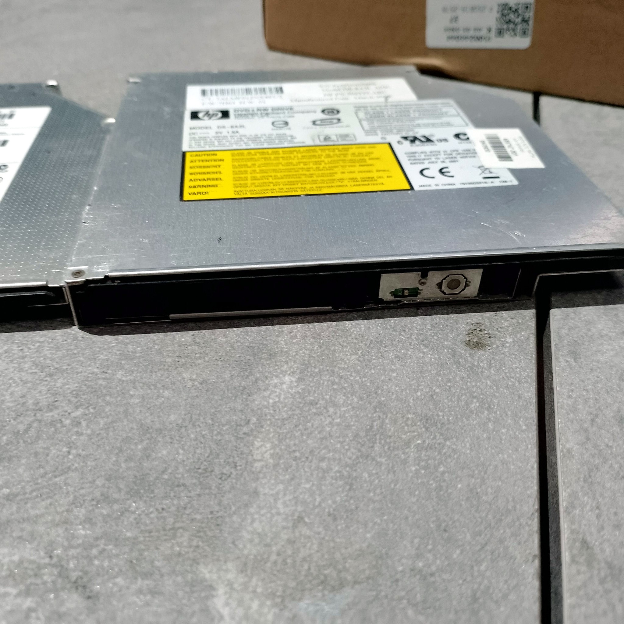 USB-корпус и ноутбучный Slim DVD привод перед сборкой внешнего DVD-привода