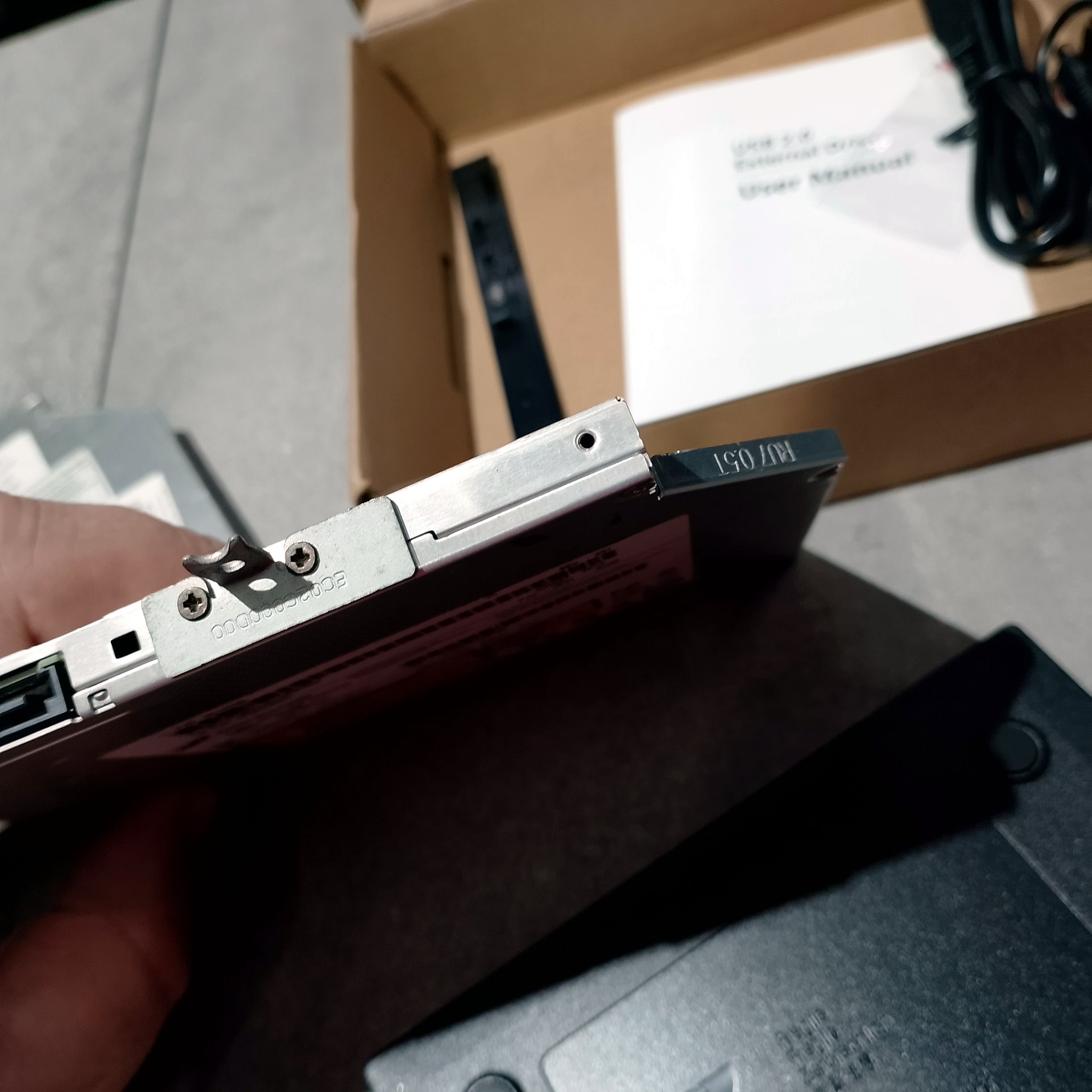 Фиксация ноутбучного Slim DVD привода винтом в USB-корпусе
