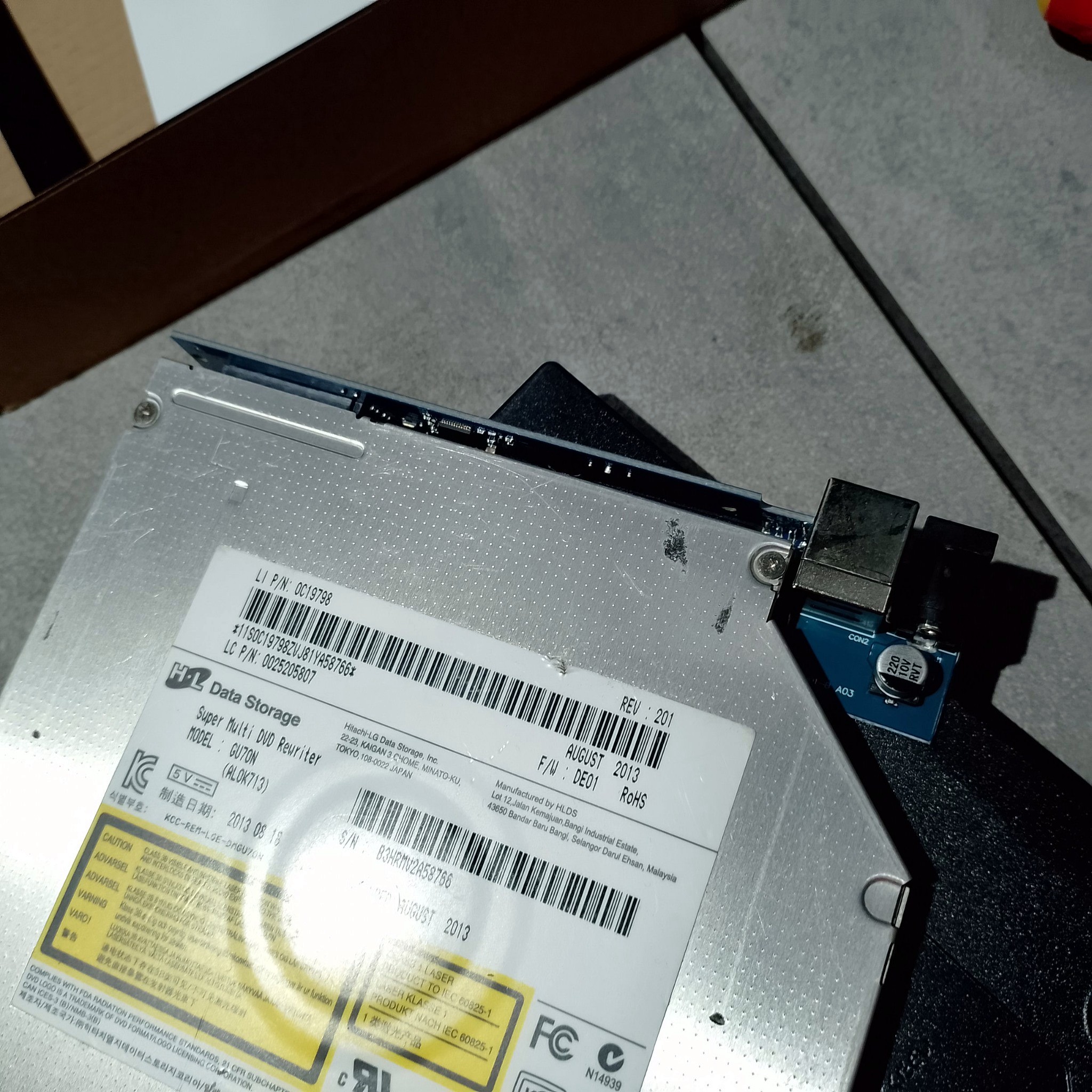 Посадка Slim DVD привода в корпусе с крепежным винтом