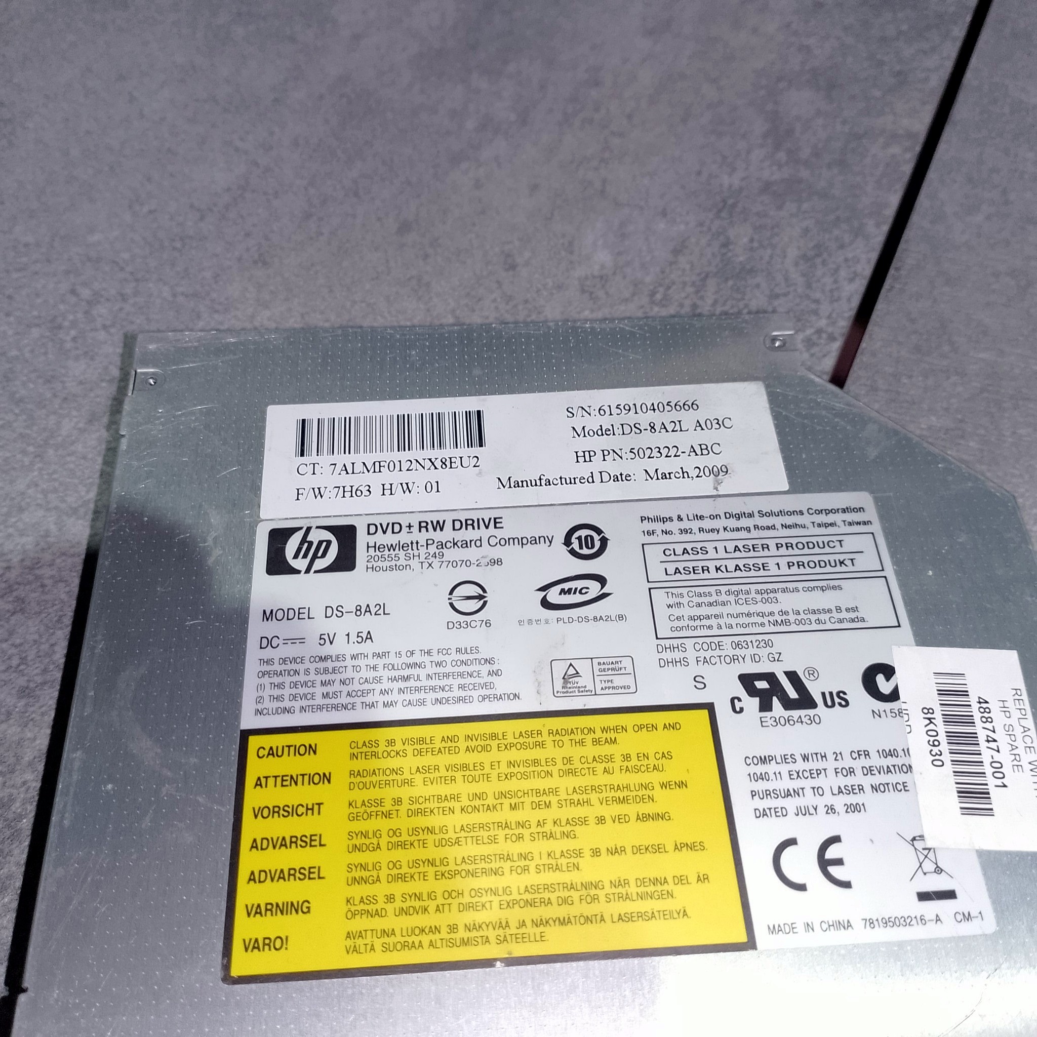 Ноутбучный Slim DVD привод рядом с крышкой USB-корпуса