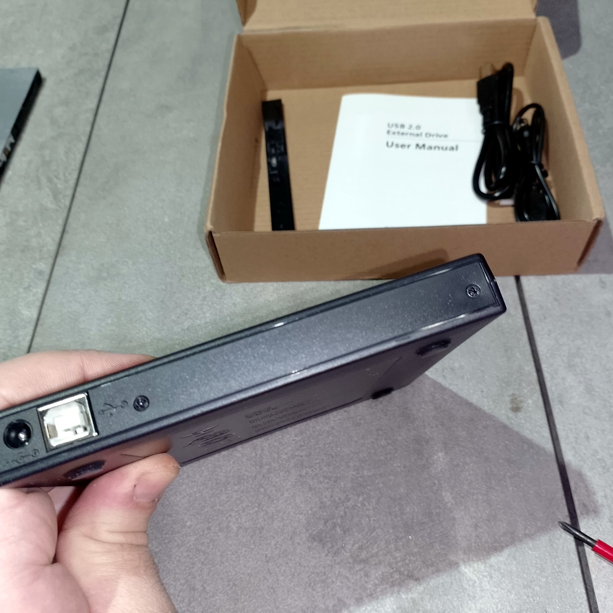 Задняя часть внешнего USB DVD корпуса с кабелем и нижней наклейкой