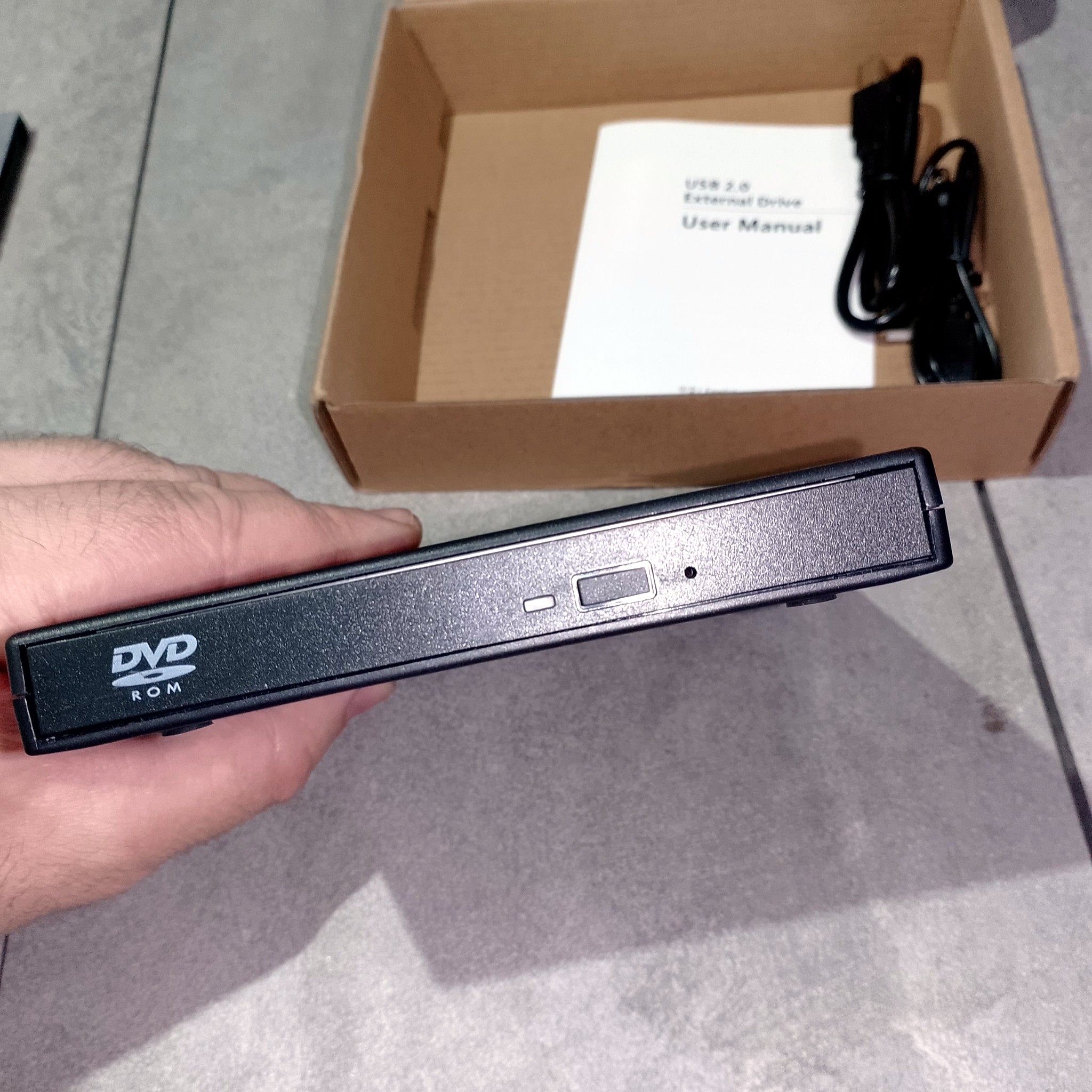 Передняя панель собранного внешнего USB DVD привода с логотипом DVD