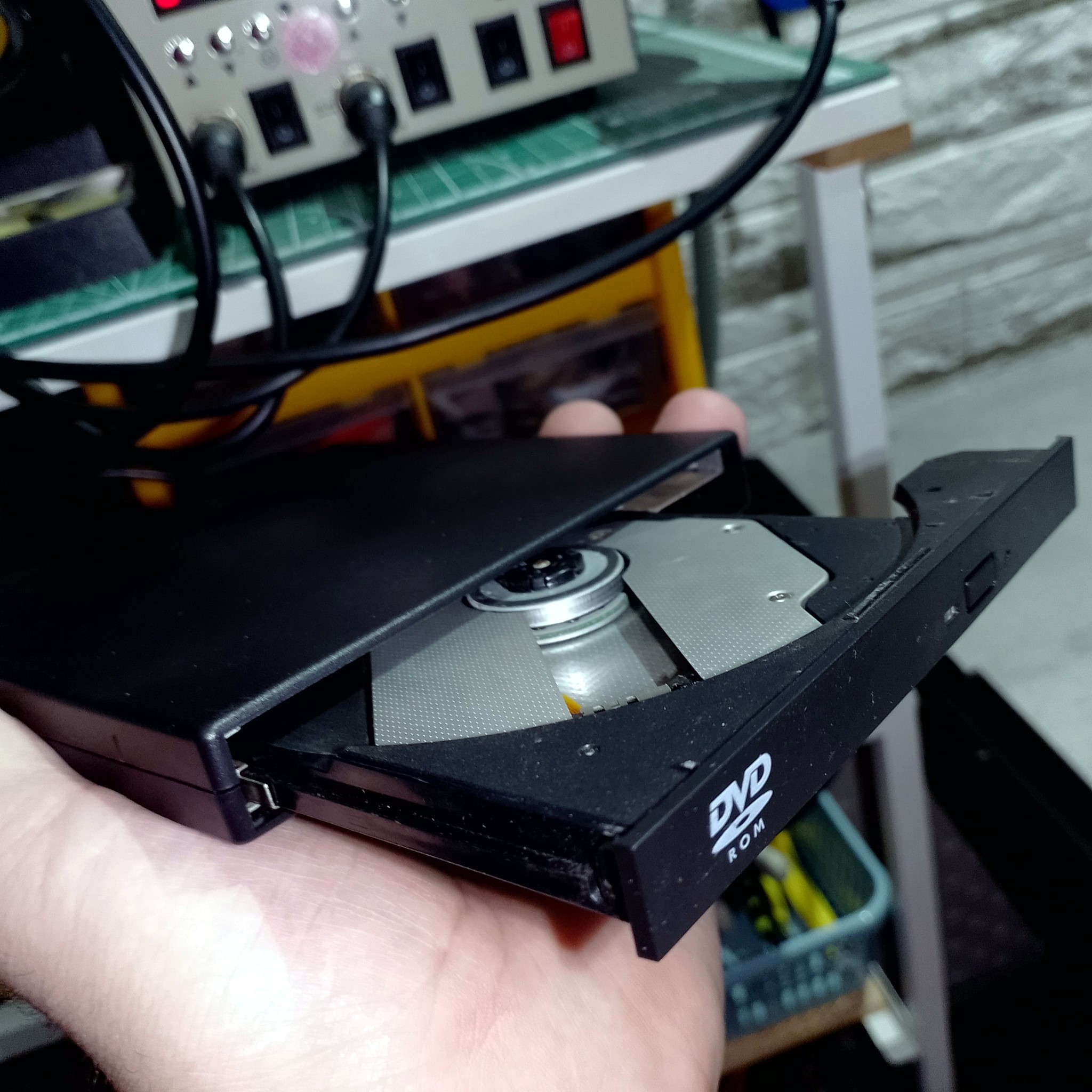 Собранный внешний USB DVD привод с открытым лотком на рабочем столе