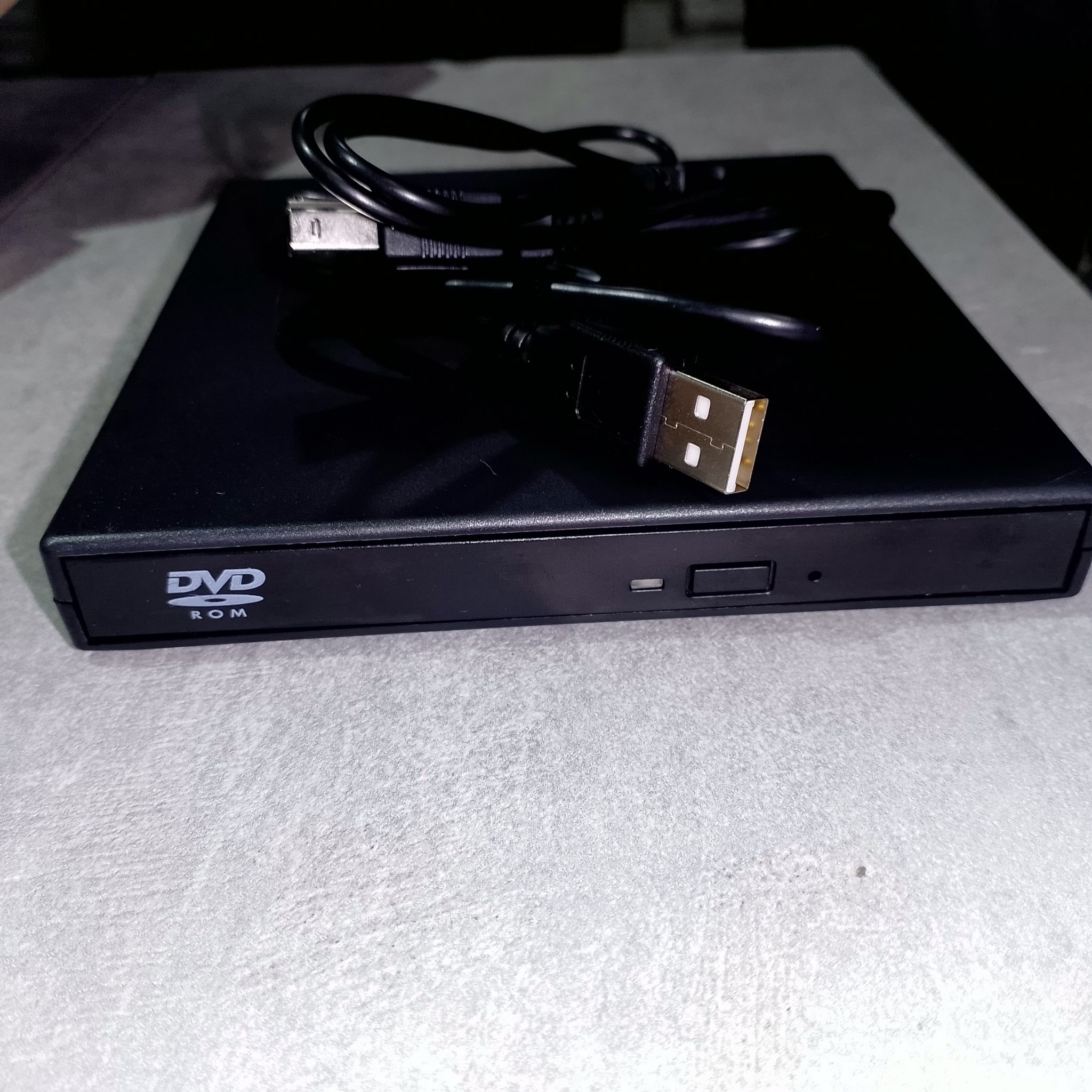 Готовый внешний USB DVD привод с подключенным USB-кабелем
