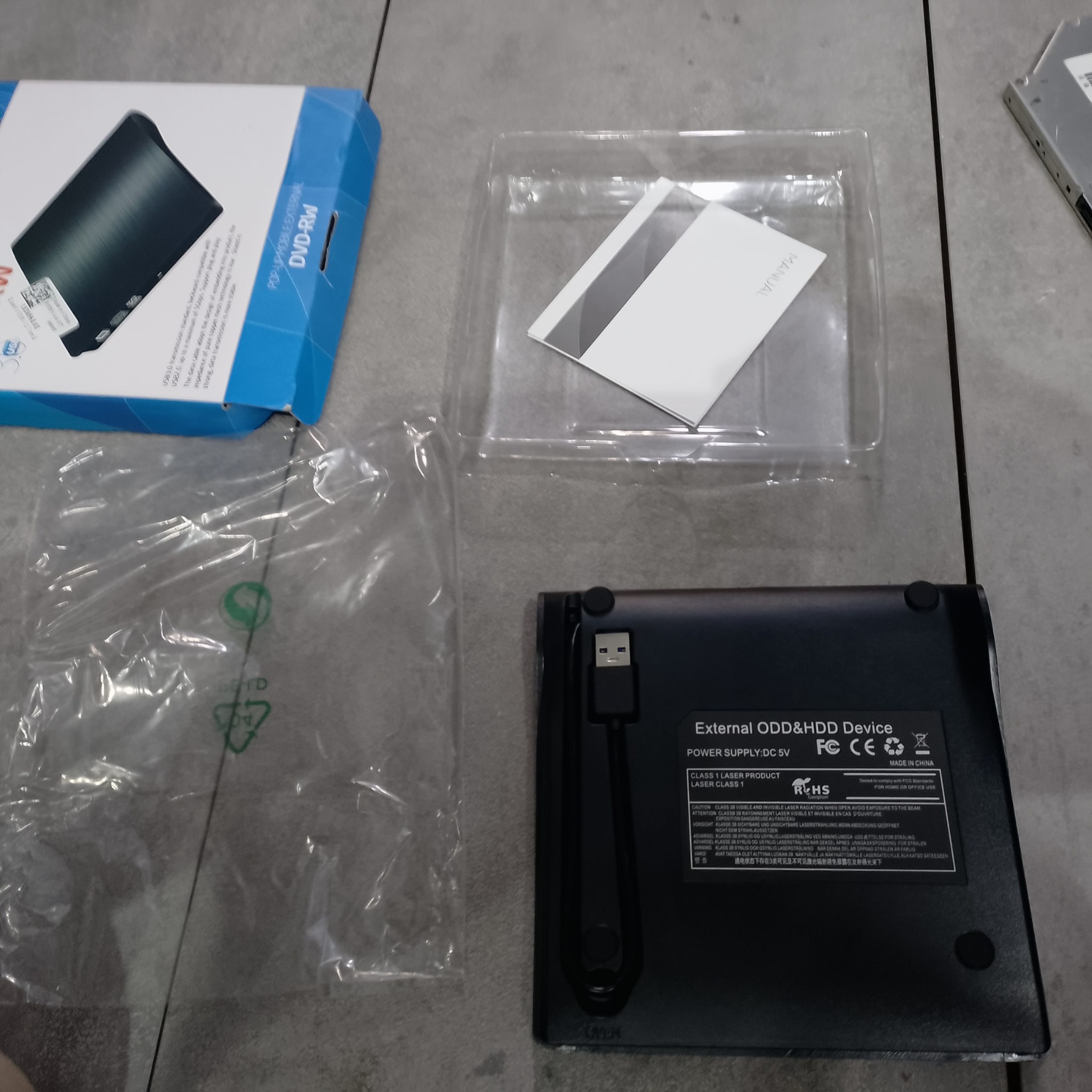 внешний DVD-RW USB 3.0 с инструкцией и встроенным кабелем снизу корпуса