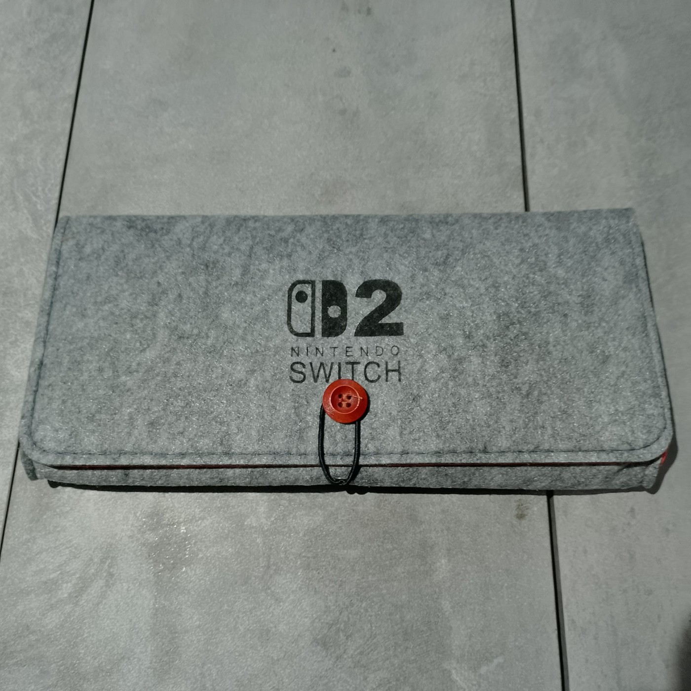 серый войлочный чехол Nintendo Switch 2 с красной пуговицей