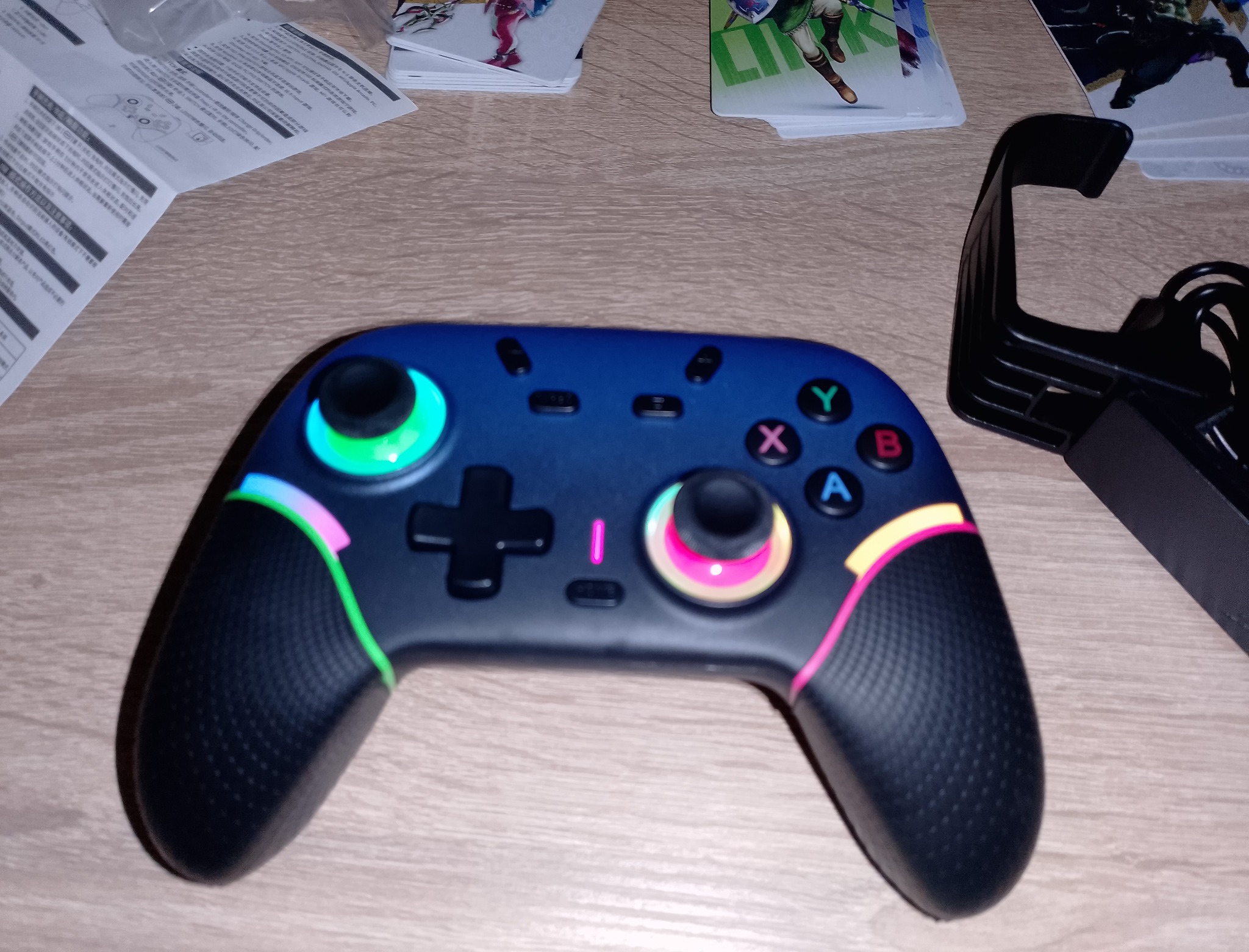 X9 Wireless Controller для Switch 2 - подсветка делает геймпад заметным на столе. в тёмной комнате она может нравиться, но для спокойной игры некоторым захочется отключить эффекты.