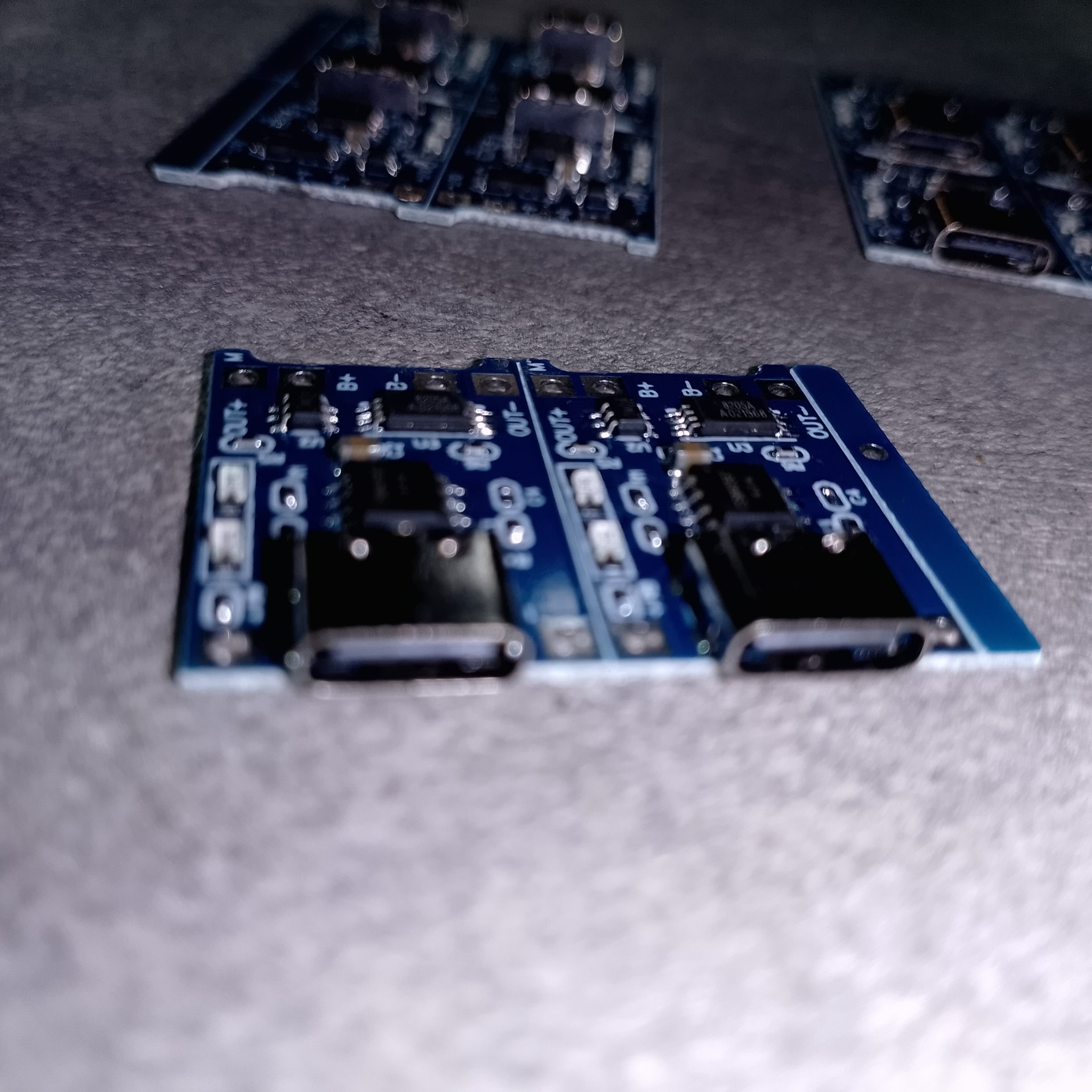 Крупный план разъема USB-C на модуле TP4056